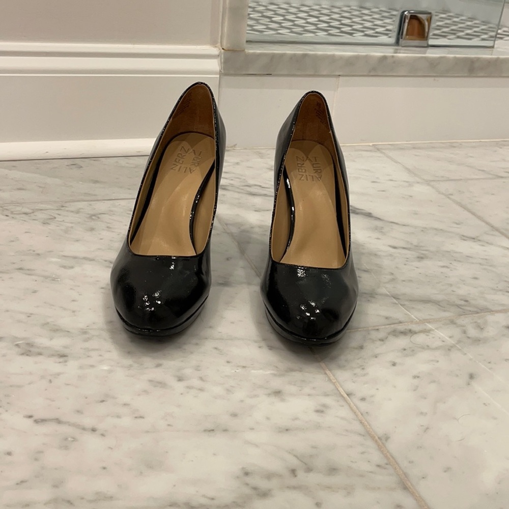 Black pumps